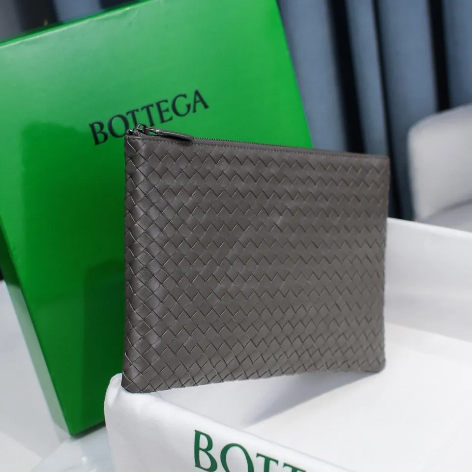 460 BOTTEGA VENETA 2020 early autumn new woven lambskin storage bag. This handbag is slim and compact, but has ample space. It is made of high-grade lambskin material and handmade using the iconic INTRECCIATO leather weaving process. The interior is equipped with 1 zipper pocket and 6 card pockets. The interior is lined with imported coffee-colored brushed cloth and equipped with leather zipper pullers. Size: 30*20 Model: 80-3